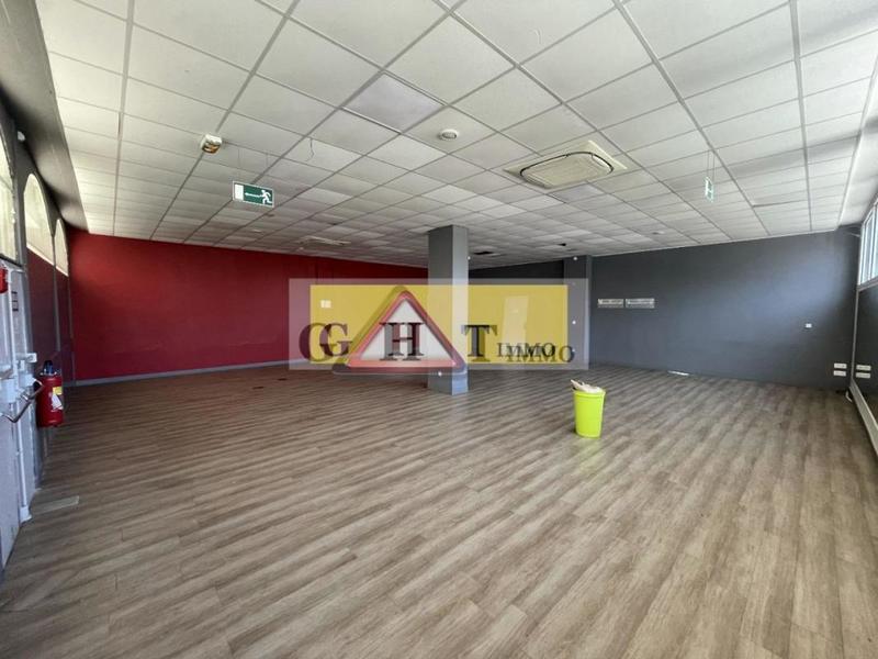 Local commercial - 966 m²