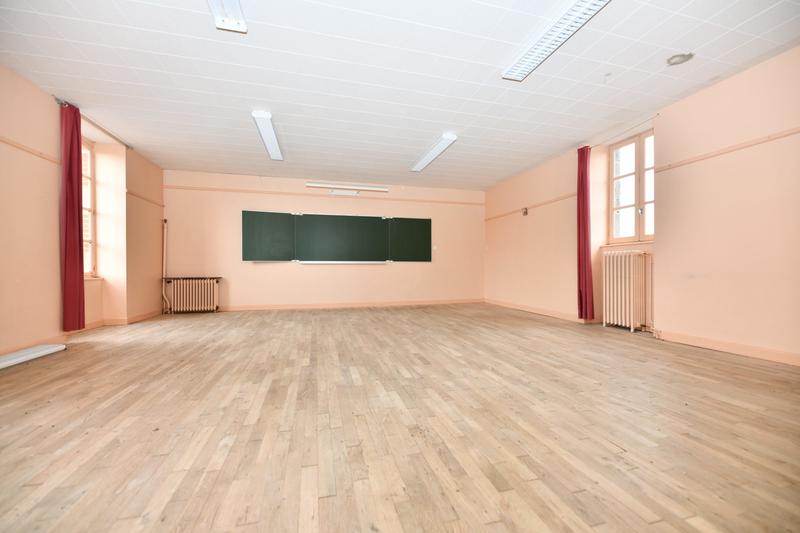 Maison - 1 100 m² - 30 pièces