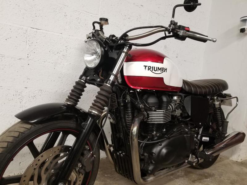Triumph Bonneville 900 bobber triumph rouge 0900 439