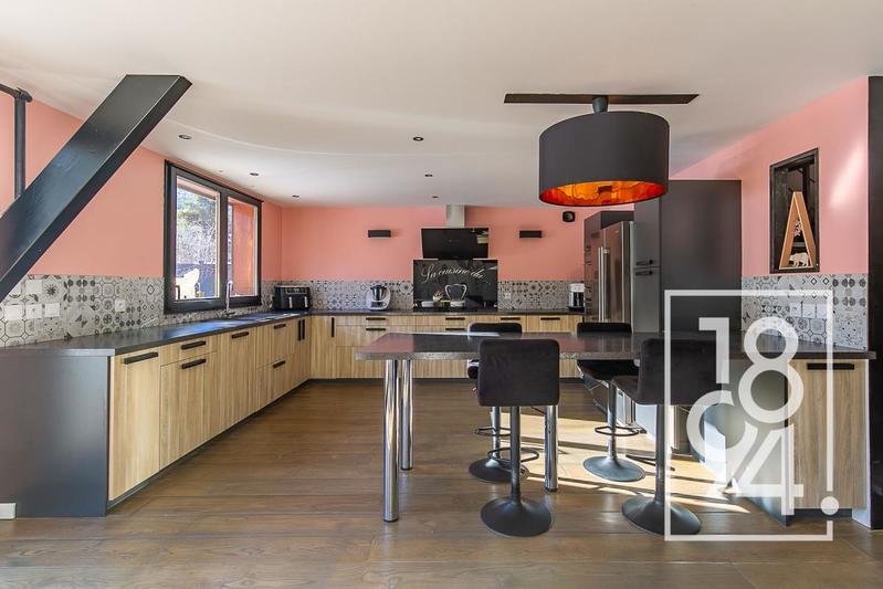 Maison - 328 m² - 11 pièces