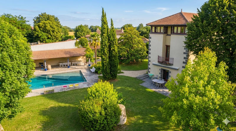 Maison - 270 m² - 6 pièces