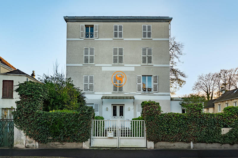 Maison - 272 m² - 12 pièces