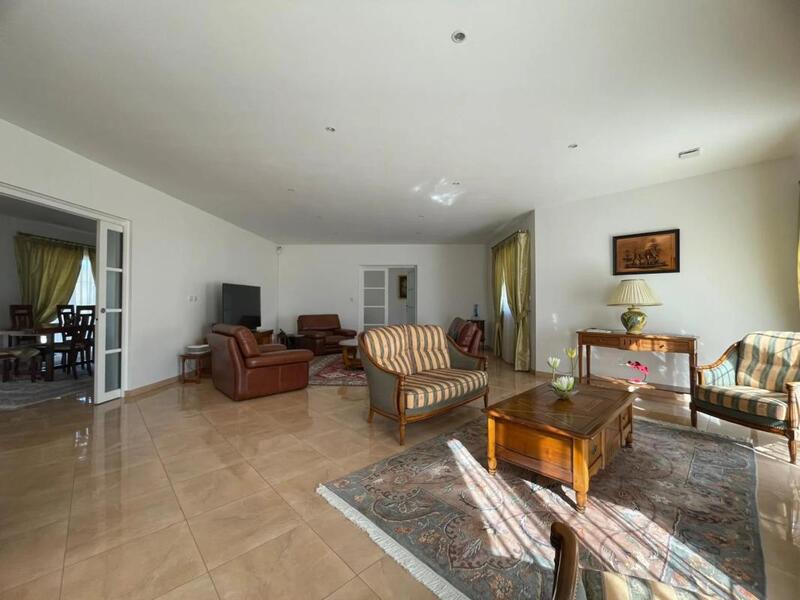 Maison - 270 m² - 9 pièces