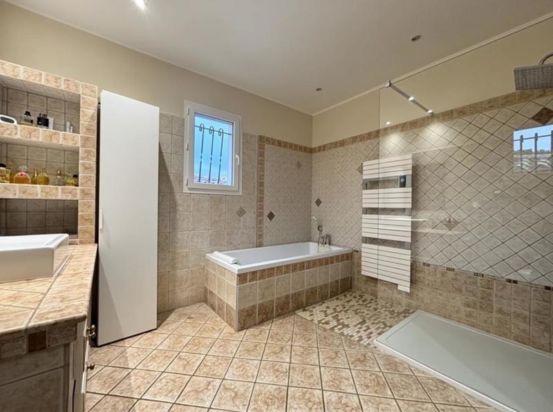 Pavillon - 180 m² - 5 pièces