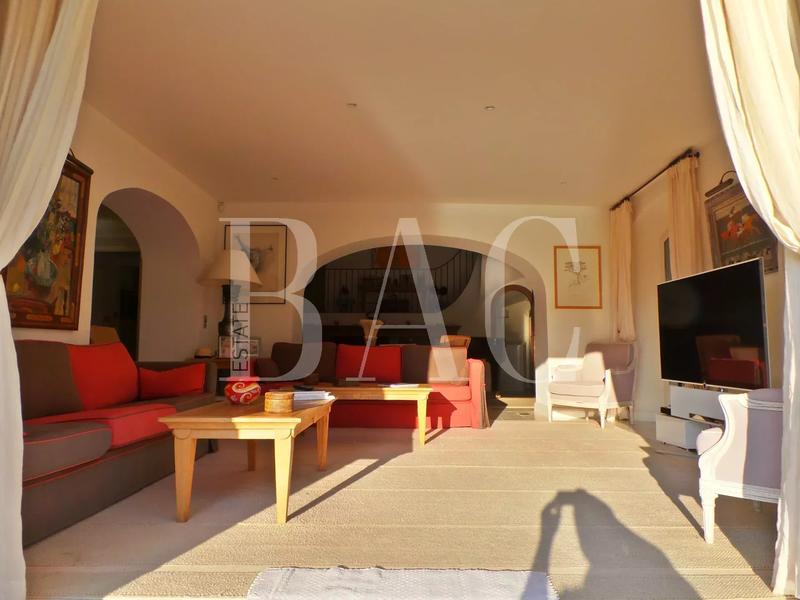 Propriété - 900 m² - 18 pièces