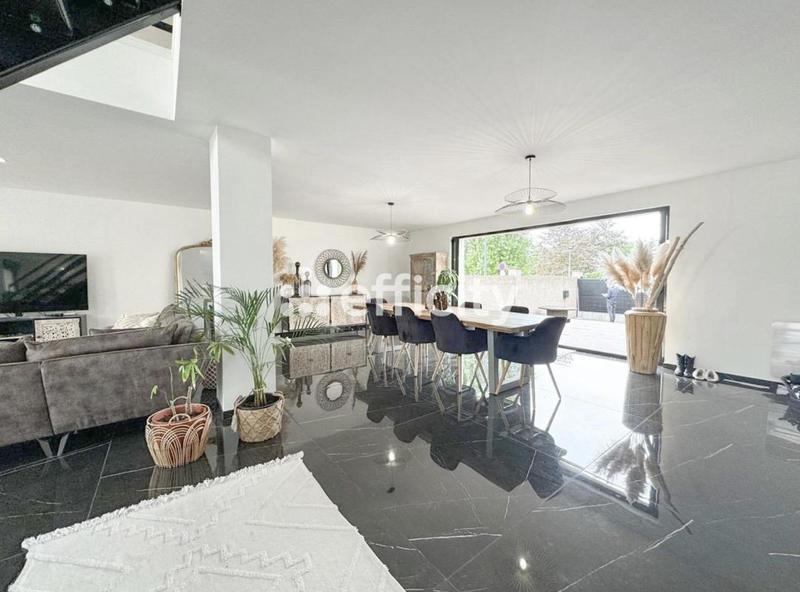 Maison - 212 m² - 7 pièces