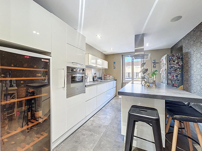 Appartement - 151 m² - 6 pièces