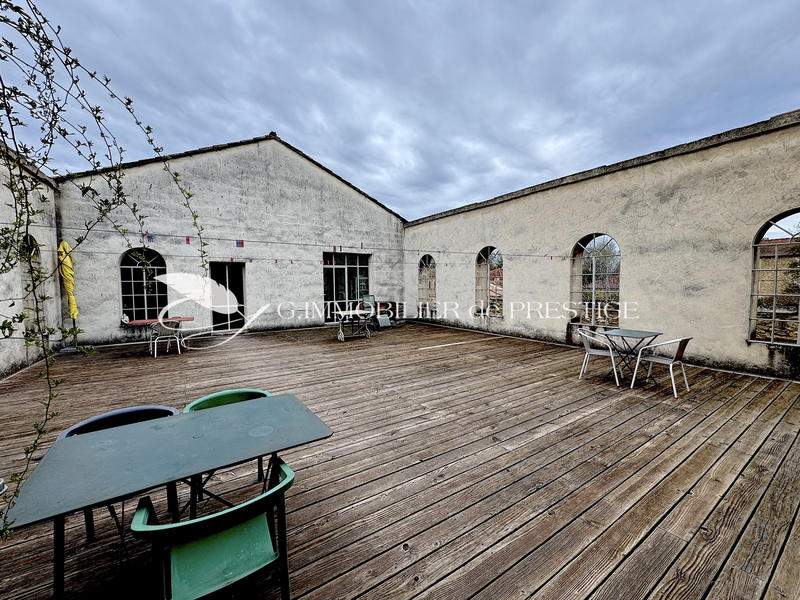 Propriété - 1 166 m² - 15 pièces