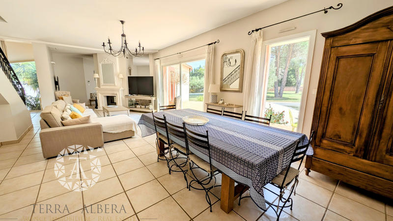 Villa - 254 m² - 8 pièces