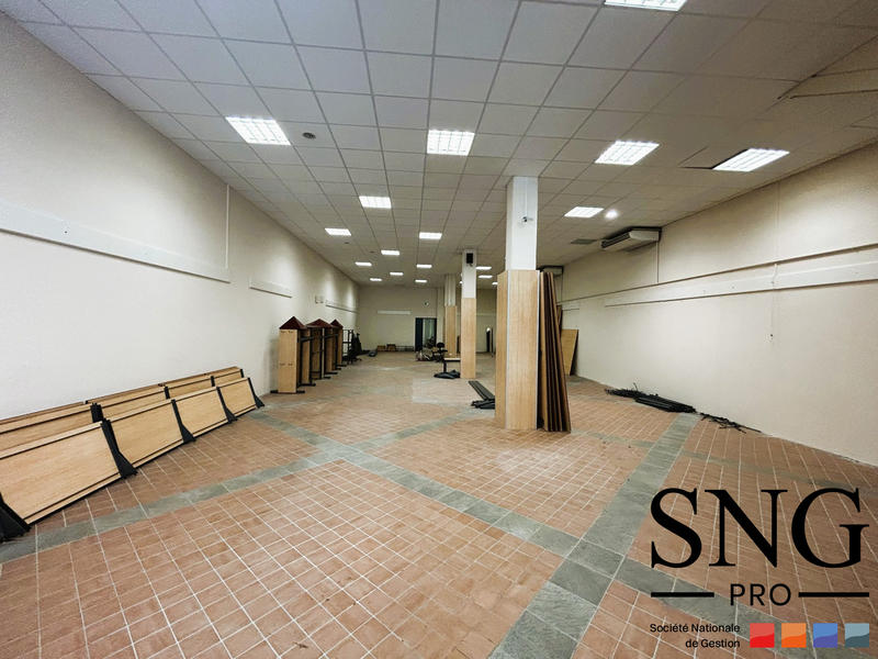 Local commercial - 649 m²