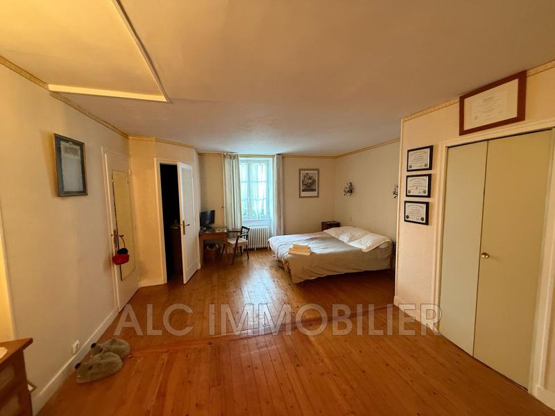 Propriété - 1 040 m² - 24 pièces