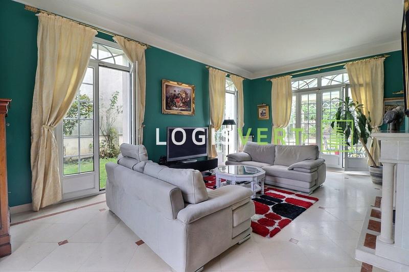 Maison - 225 m² - 9 pièces