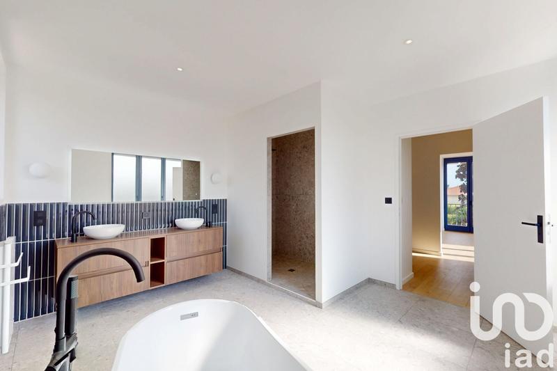 Maison - 256 m² - 9 pièces