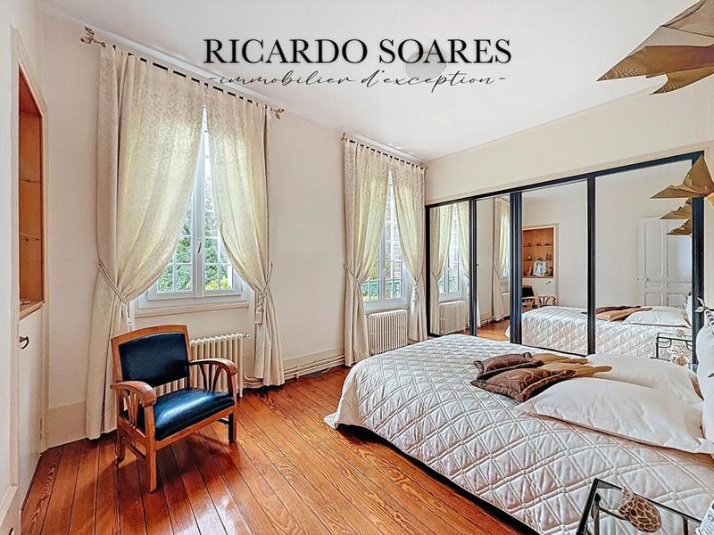 Demeure - 219 m² - 10 pièces