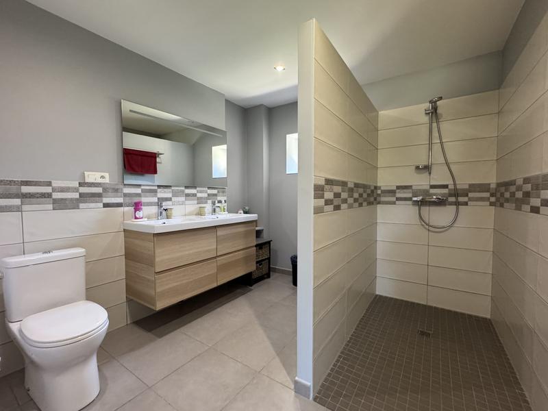 Maison - 250 m² - 6 pièces