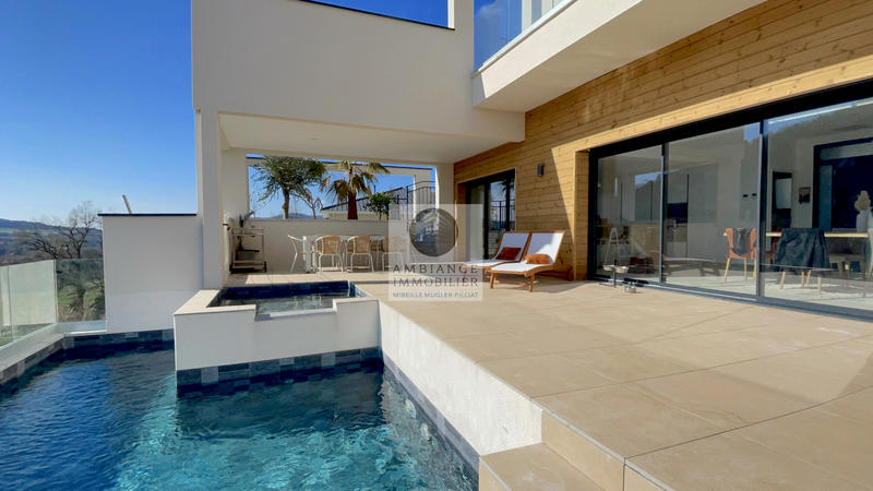 Maison - 237 m² - 8 pièces