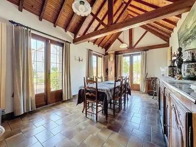 Maison - 228 m² - 7 pièces