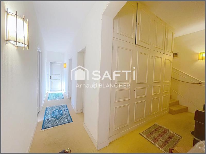 Maison - 230 m² - 8 pièces