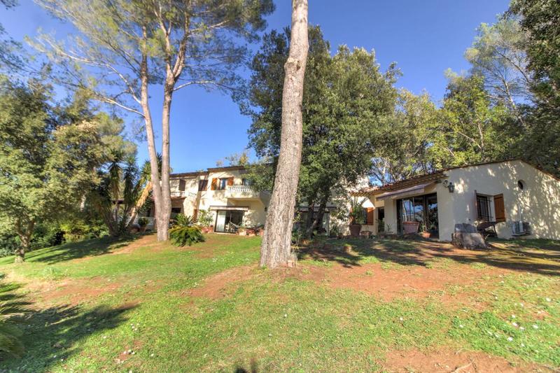 Propriété - 659 m² - 8 pièces