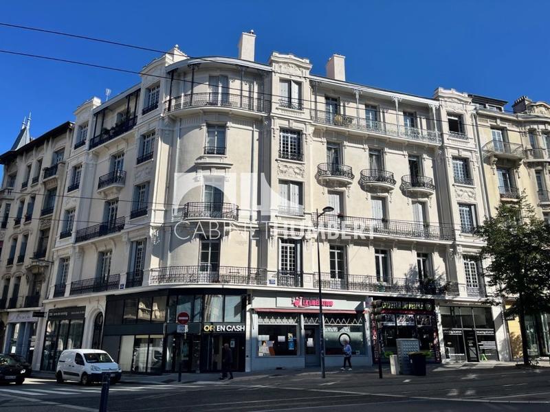 Appartement - 176 m² - 6 pièces