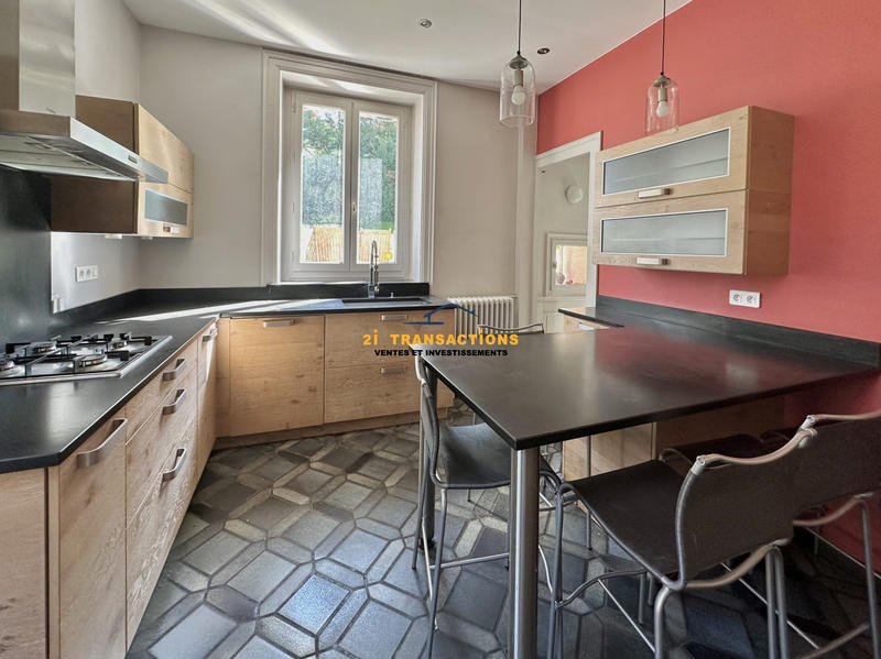 Maison - 285 m² - 9 pièces