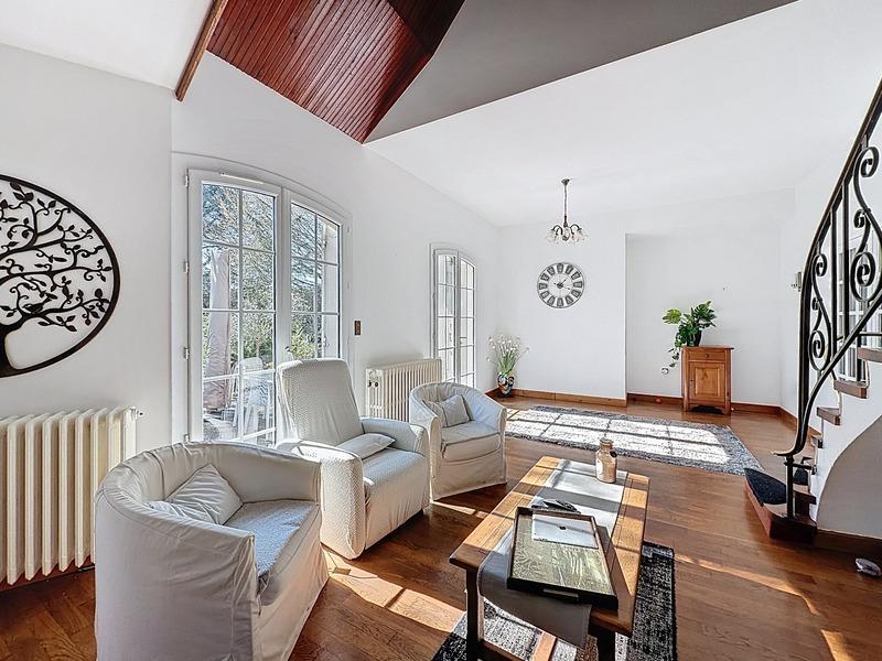 Maison - 220 m² - 8 pièces