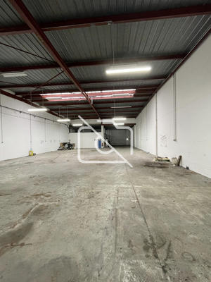 Entrepôt - 592 m²