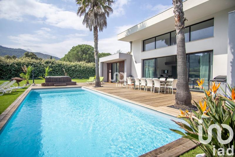 Maison - 213 m² - 5 pièces