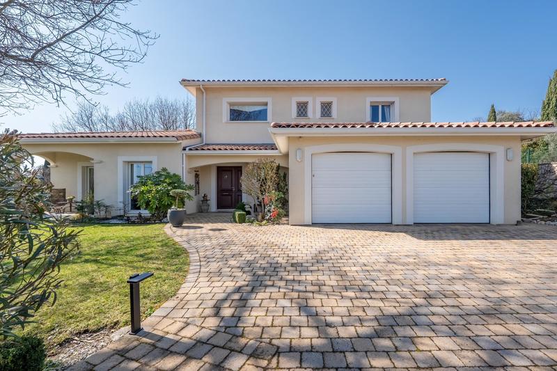 Maison - 202 m² - 6 pièces