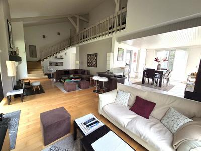 Maison - 245 m² - 9 pièces