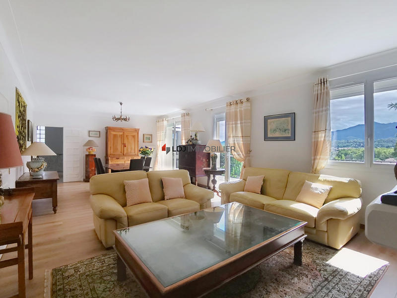 Maison traditionnelle - 248 m² - 7 pièces