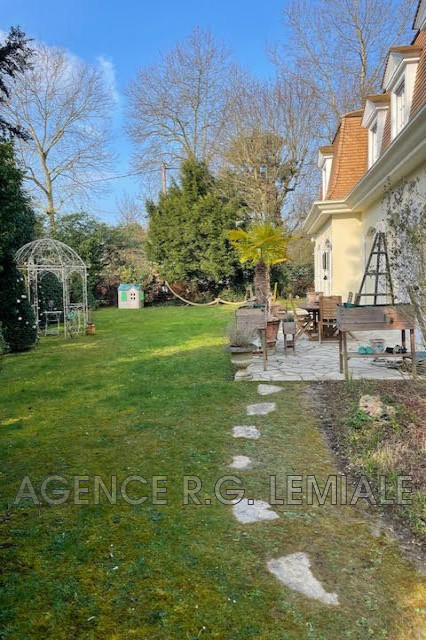 Maison - 275 m² - 15 pièces