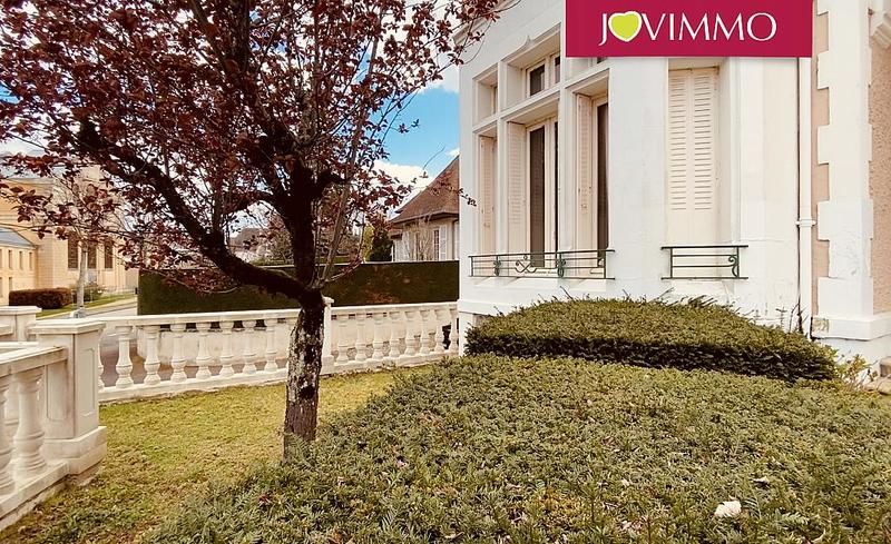 Maison - 285 m² - 9 pièces