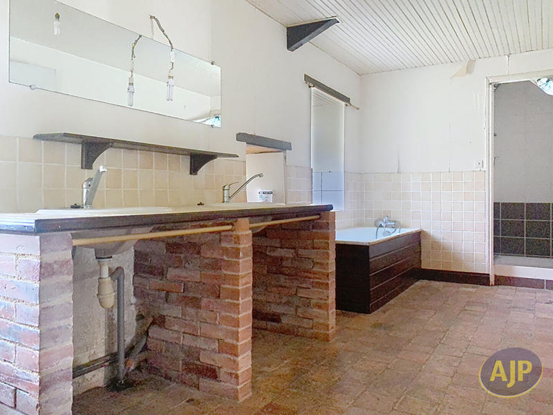 Maison - 250 m² - 7 pièces