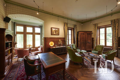 Maison - 460 m² - 10 pièces