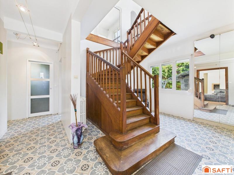 Maison - 220 m² - 8 pièces