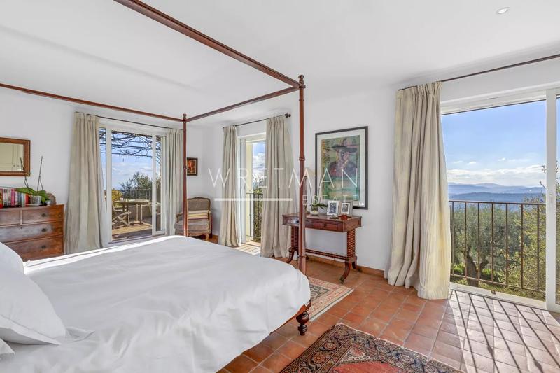 Maison - 240 m² - 6 pièces