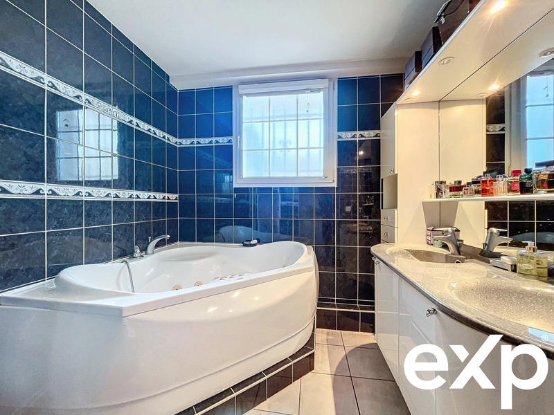 Maison - 180 m² - 7 pièces