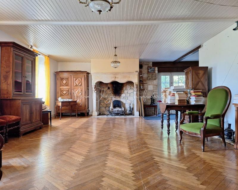 Maison - 222 m² - 8 pièces