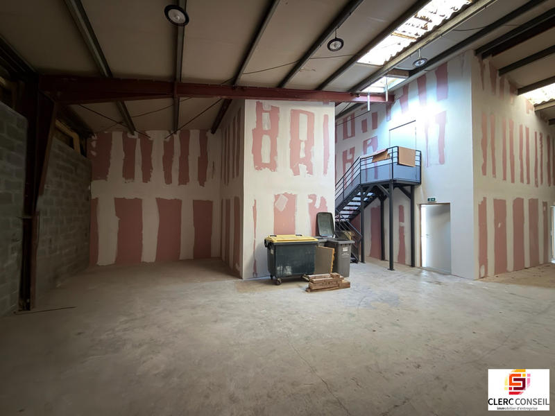 Local d'activités - 343 m²