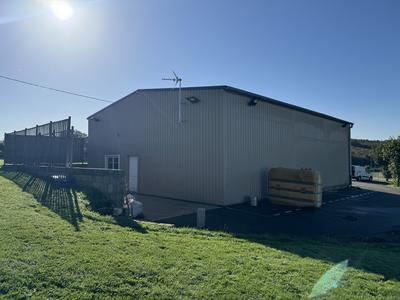 Local d'activités - 261 m²