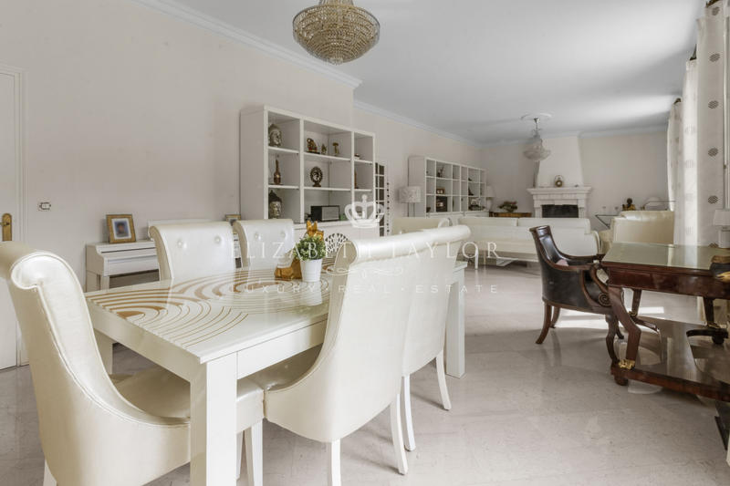 Maison - 298 m² - 10 pièces