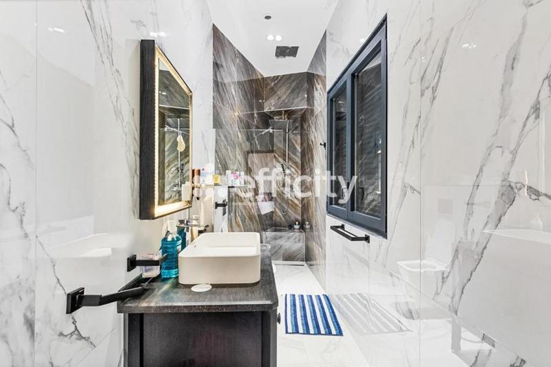 Maison - 300 m² - 5 pièces