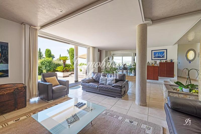 Villa - 232 m² - 6 pièces