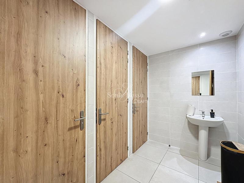 Local commercial - 2 400 m² - 20 pièces