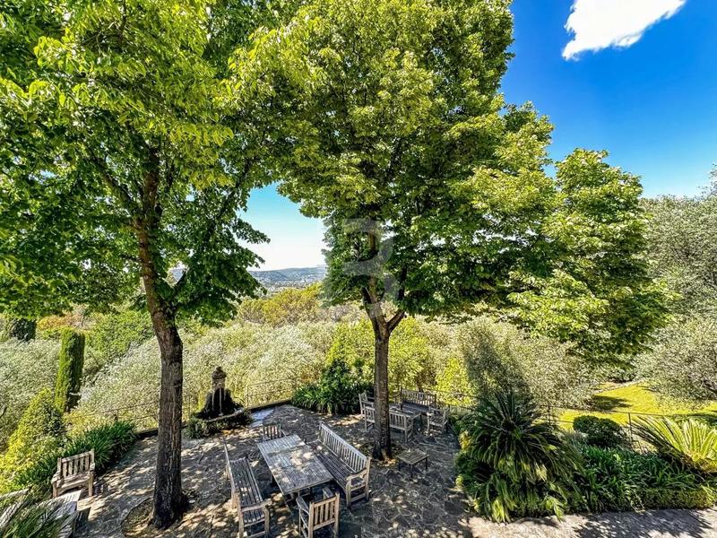 Villa - 368 m² - 10 pièces