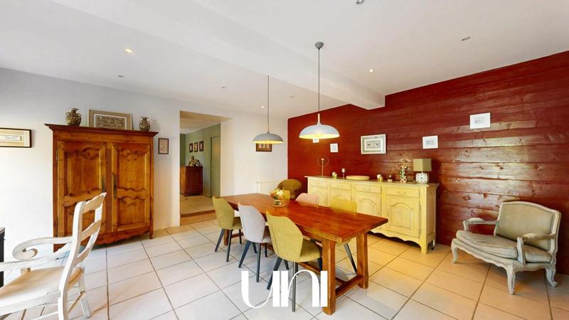 Maison - 305 m² - 11 pièces