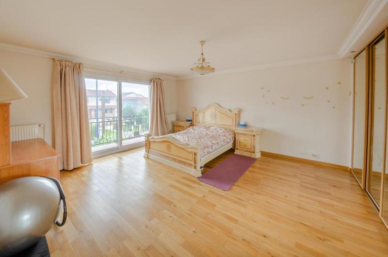 Maison - 300 m² - 16 pièces