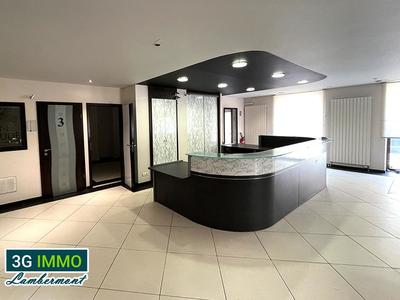 Local commercial - 241 m² - 4 pièces