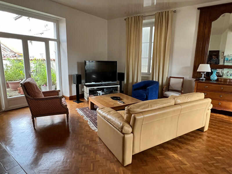 Maison - 221 m² - 6 pièces